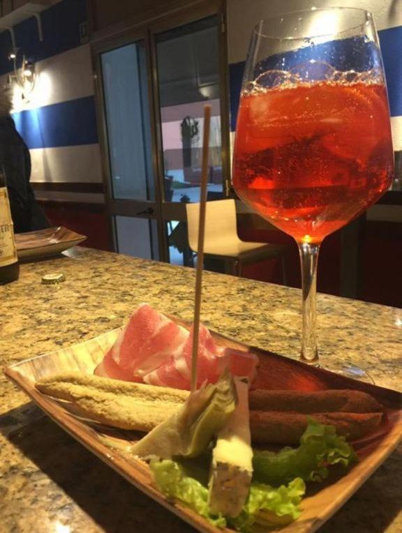 Antica Campione Rooms & Hostel カンピョーネ・デル・ガルダ エクステリア 写真