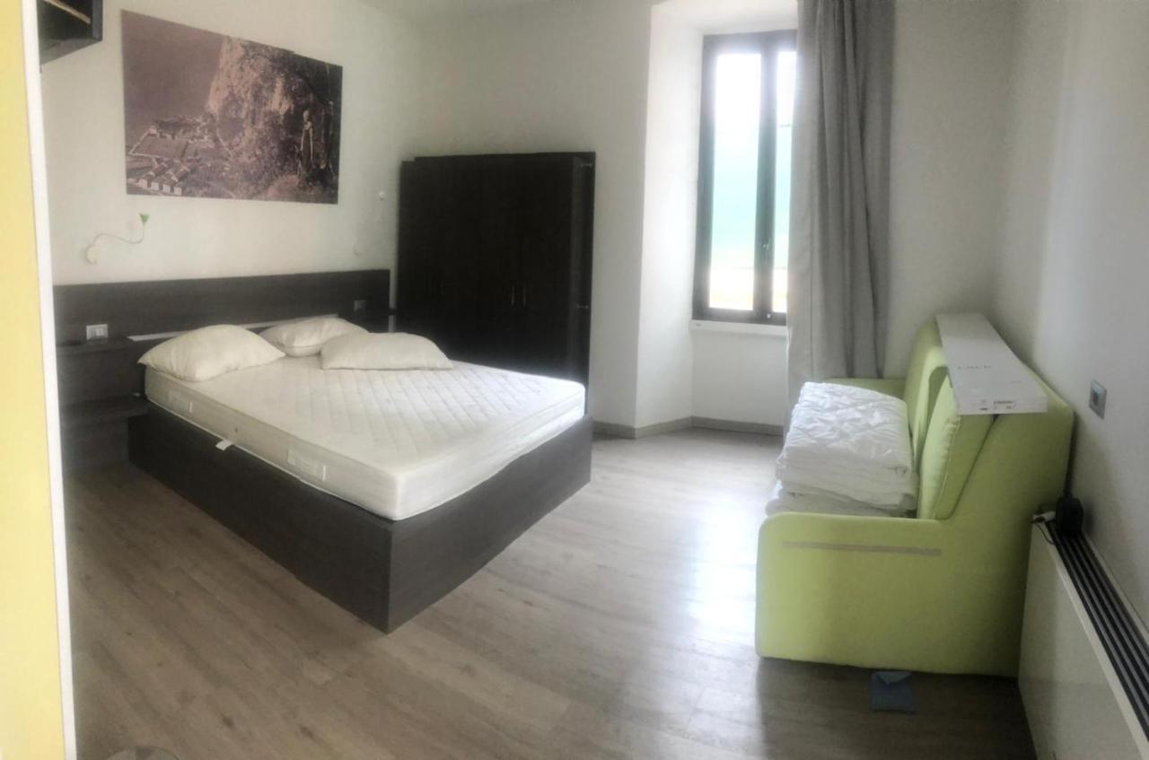 Antica Campione Rooms & Hostel カンピョーネ・デル・ガルダ エクステリア 写真